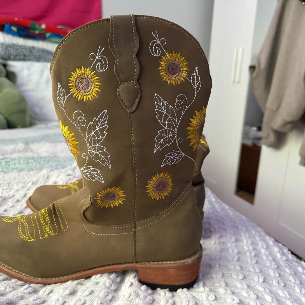 Women’s cowboy boots with sunflowers embroidered.  New only tried on. - Picture 2 of 2